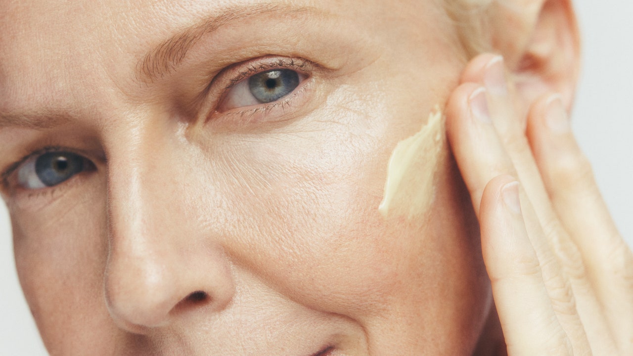 20240710CB RETINOID ON FIGURE SHOT 05 APPLICATION 10555 How to Use Retinol, According to Gwyneth Paltrow