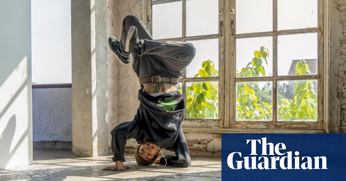 5437 Breakdancers told too many headspins could give them a ‘cone-head’