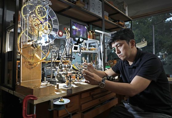 7ec0a858 ab46 4f72 9fdc 4774758d65da Just like clockwork: Metal artist embraces analog beauty of the cogwheel