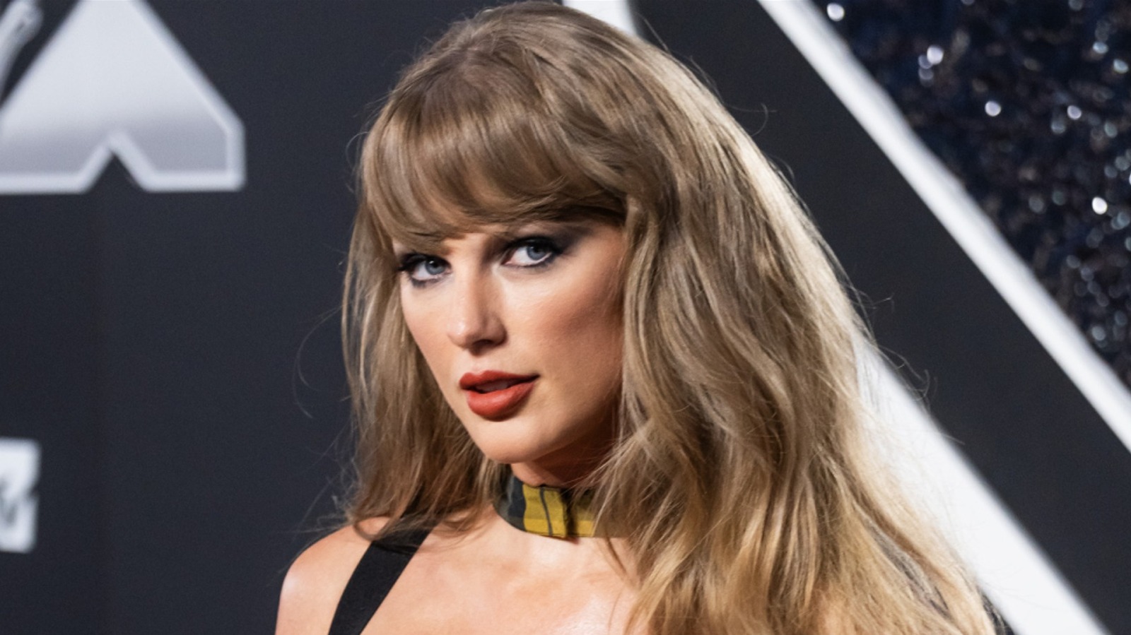 l intro 1728314643 Taylor Swift Makeup Looks That Completely Missed The Mark